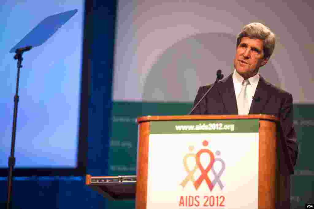 Massachussets shtatidan Senator Jon Kerry konferensiyada chiqish qilmoqda, 23-iyul, 2012-yil. (Alison Klein/VOA)