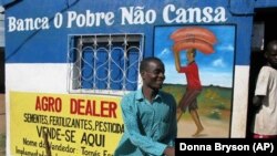 Agro Dealers, como Tomas Esmael, de Moçambique, dependem do investimento dos governos em agricultura.