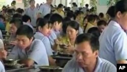 中國製造業工廠的工人正在食堂吃飯