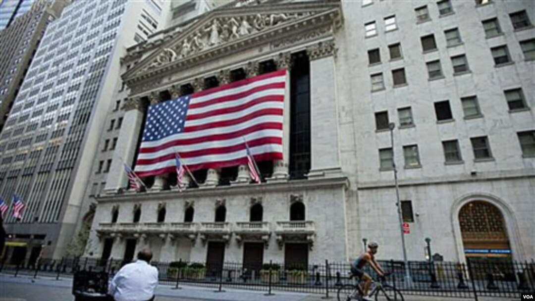 En Nueva York los operadores se preparan para iniciar una semana diferente, por primera vez Estados Unidos ve rebajada su calificación crediticia.