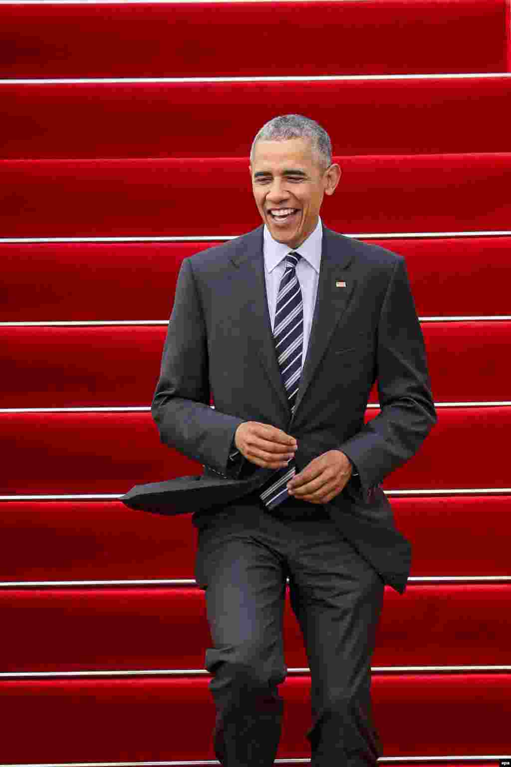 Tổng thống Obama bước xuống từ chuyên cơ Air Force One tại sân bay Tân Sơn Nhất với hình ảnh một vị tổng thống lịch lãm và năng động.
