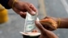 Más envíos y menos bienes: El impacto de la hiperinflación venezolana en las remesas
