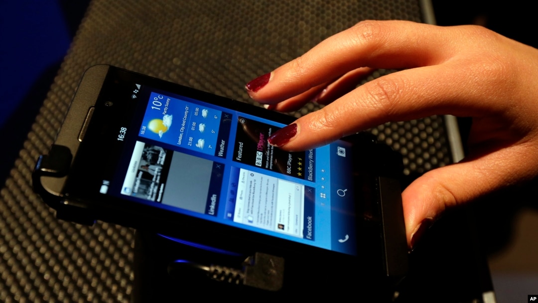 El BlackBerry Z10 posee una pantalla táctil en un esfuerzo por competir contra otros teléfonos inteligentes como el iPhone y los Android. 