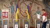 Un hombre deposita su papeleta en un colegio electoral durante una elección parlamentaria en Kiev, Ucrania, en julio de 2019. [Foto: Archivo/AP]