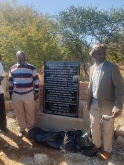 Induna zethulele uzulu ilitshe lesikhumbuzo sabalulawa yiGukurahundi ngoLwesine eBhalagwe, esabelweni seMatabeleland South. (Photo Credit: Discent Collins Bajila)