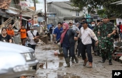 La cifra de muertos había aumentado a 429 el martes con más de 1.400 personas lesionadas y por lo menos 128 desaparecidas luego de que el tsunami azotó algunas zonas del oeste de Java y el sur de Sumatra.