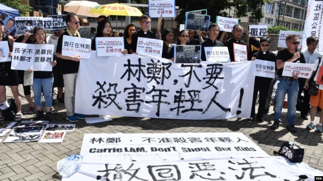 香港民間及家長團體6月20日下午到特首辦集會靜坐，要求與林鄭月娥對話。(美國之音特約記者 湯惠芸拍攝 )
