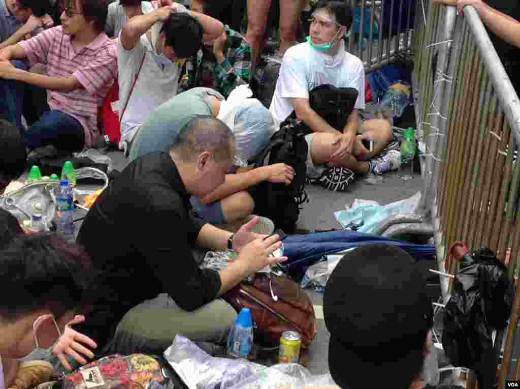 佔中發起人戴耀廷(黑衣),與學生一起靜座(美國之音圖片/海彥拍攝)