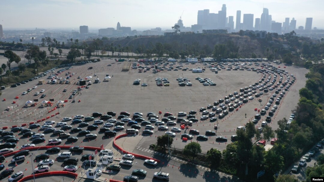 People line up for coronavirus disease (COVID-19) tests in their vehicles at Dodger Stadium in Los Angeles, California, U.S., January 4, 2021. REUTERS/Lucy Nicholson