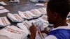 Afisa wa tume ya uchaguzi ya Namibia akihesabu kura kwenye kituo cha kupigia kura kwenye chuo kikuu cha Sayansi na Teknolojia mjini Windhoek, Novemba 28, 2024. Picha ya AFP
