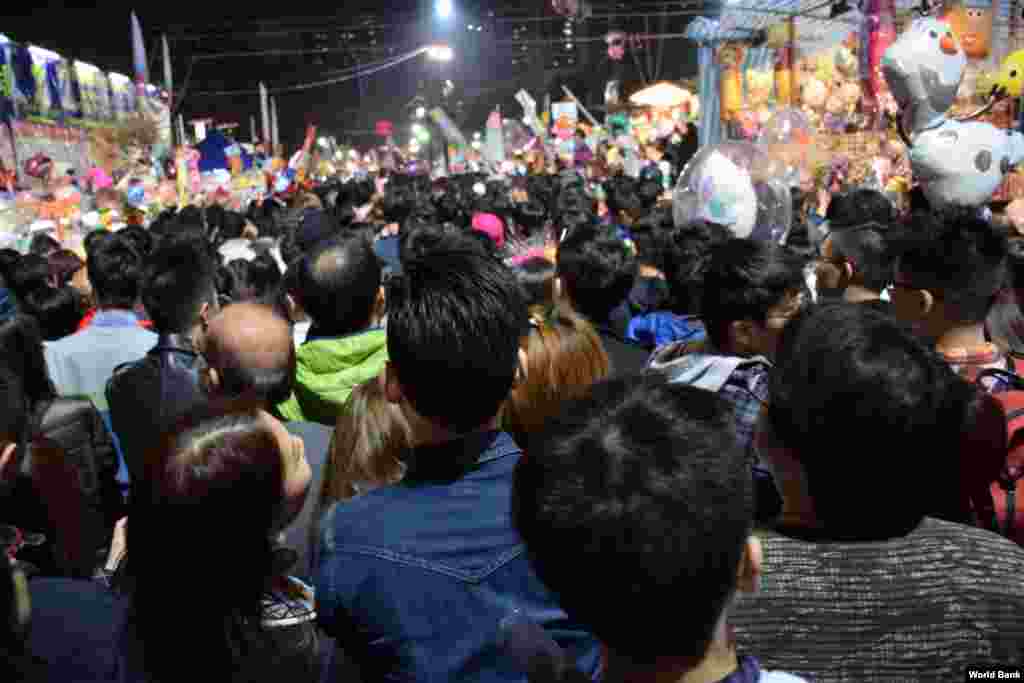 Large crowds came to Victoria Park for the Lunar New Year celebration, Hong Kong, Feb. 19, 2015. (VOA / Tang Hui Yun) 