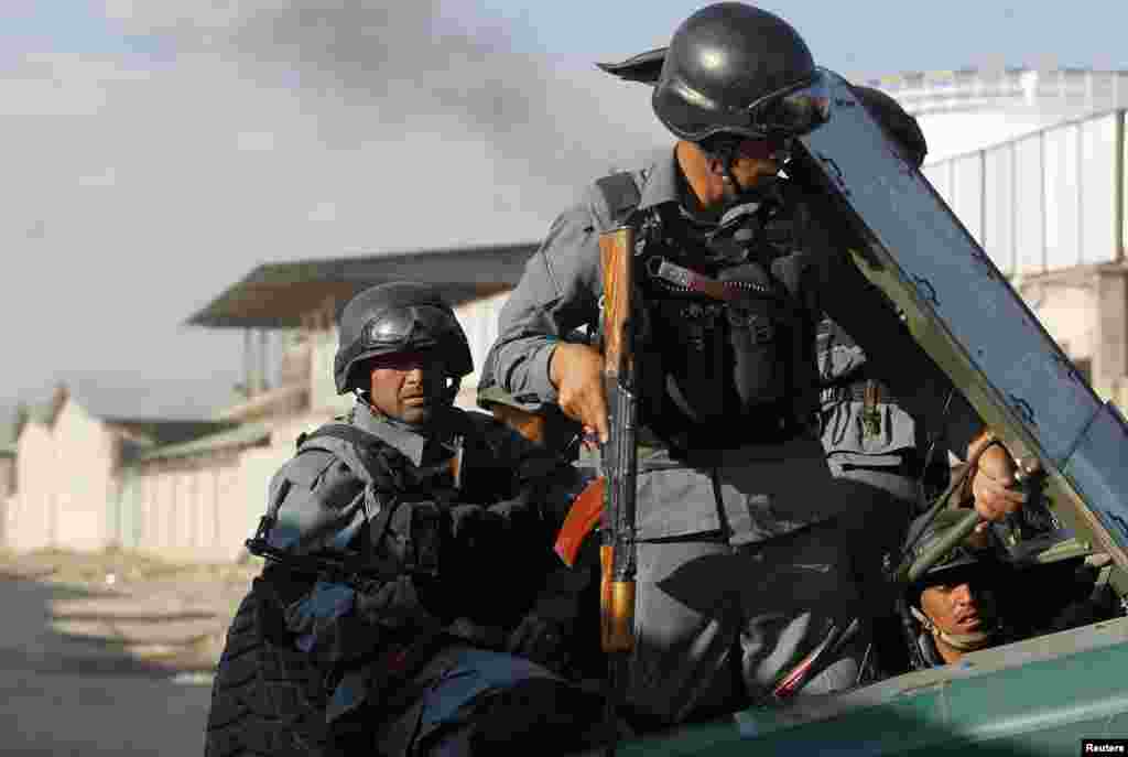 Afghan police arrive at the site of an attack in Kabul, July 2, 2013.