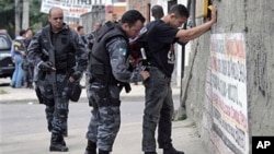 A polícia em patrulha no Complexo de Alemão, uma favela do Rio de Janeiro