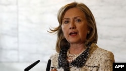 Ngoại trưởng Clinton kêu gọi cộng đồng quốc tế không cho các đặc sứ của ông Gadhafi nhập cảnh trừ các trường hợp đào tị