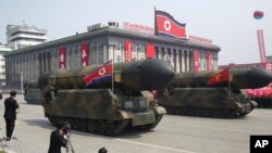 지난 15일 북한이 김일성 주석의 105번째 생일(태양절)을 맞아 개최한 대규모 열병식에 신형 ICBM으로 추정되는 미사일이 등장했다.