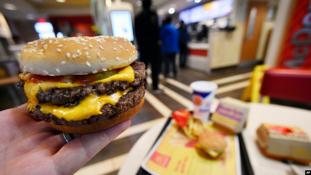 ARCHIVO - Una hamburguesa cuarto de libra doble de McDonald's, el 6 de marzo de 2018, en Atlanta. (AP Foto/Mike Stewart, Archivo).