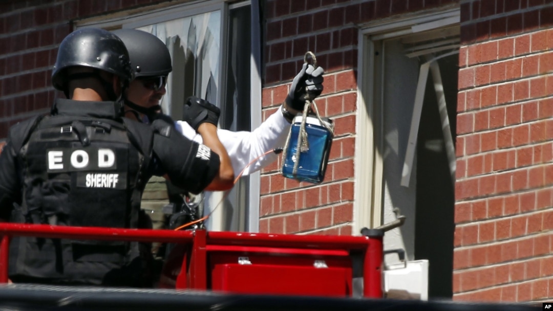 Una cuadrilla especializada tuvo que desactivar los explosivos del apartamento sin destruir la evidencia que podía haber allí.