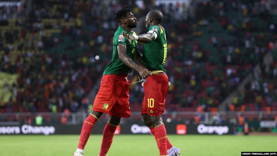 Mshambuliaji wa Cameroon Vincent Aboubakar (Kulia) akishangilia kuifungia timu yake bao la tatu wakati wa mechi ya Kundi A ya Kombe la Mataifa ya Afrika kati ya Cameroon na Ethiopia katika uwanja wa Stade d'Olembé mjini Yaounde Januari 13, 2022. (Picha KENZO TRIBOUILLARD / AFP.