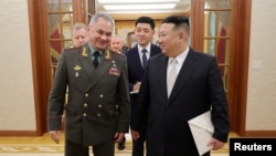 Kiongozi wa Kim Jong Un akiwa na waziri wa
Ulinzi wa Russia Sergei Shoigu mjini Pyongyang, Alhamisi