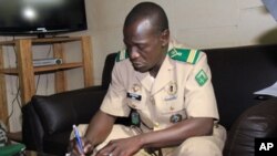 Ðại úy Amadou Sanogo, thủ lãnh cuộc đảo chánh và là người cầm đầu chính quyền quân sự của Mali, ký thỏa thuận với ECOWAS.