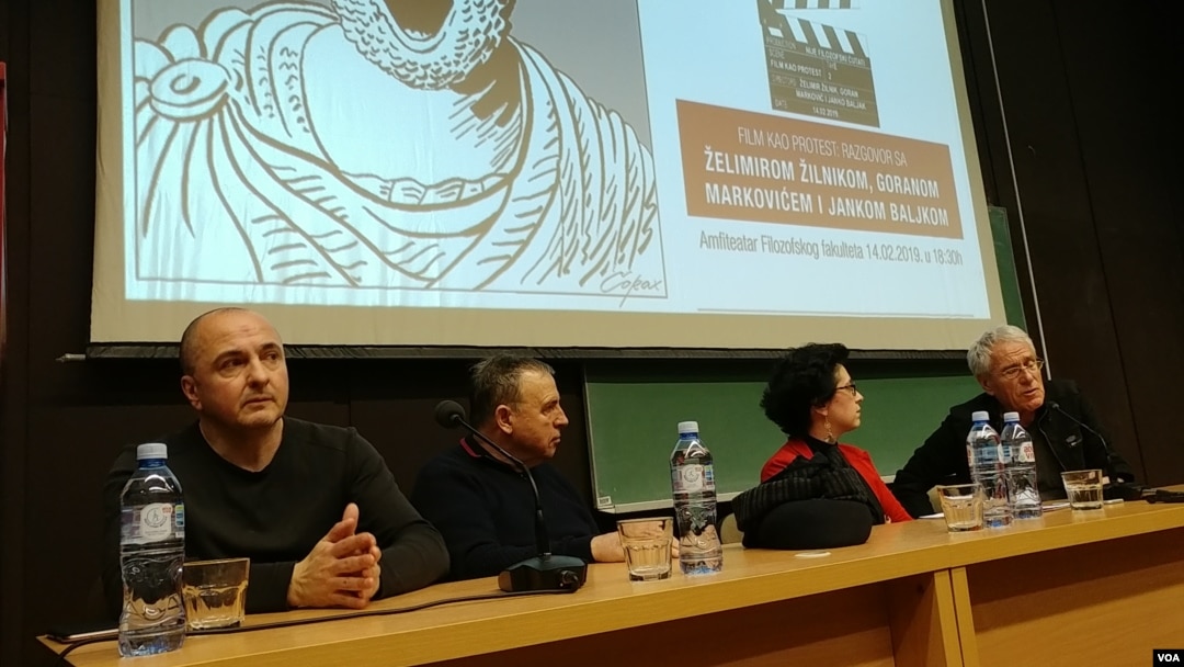 Reditelji (s leva) Janko Baljak, Goran Marković, profesorka Radina Vučetić (u sredini) i Želimir Žinlink, na tribini "Film kao protest" u sklopu tribina "Nije filozofski ćutati", na Filozofskom fakultetu u Beogradu, 14. februara 2019.
