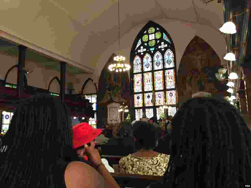 Church members wait for services to begin at the Emanuel AME Church in Charleston, South Carolina, June 21, 2015. (Amanda Scott/VOA)