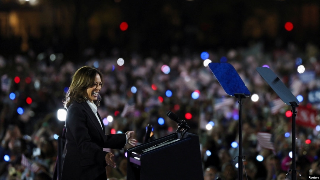 Demokratska kandidatkinja za predsednika i aktuelna potpredsednica SAD Kamala Haris tokom govora na Nacionalnom molu, 29. oktobra u Vašingtonu (Foto: Reuters/Leah Millis)