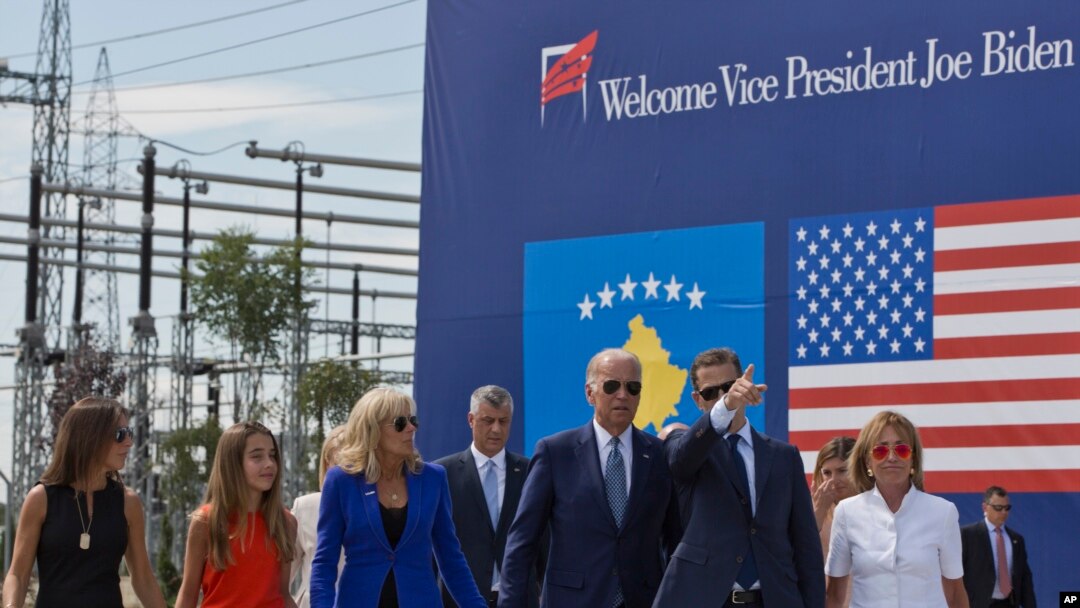 Američki potpredsednik Džo Bajden sa suprugom Džil i drugim članovima porodice u šetnji magistralnim putem nazvanim po njegovom pokojnom sinu Džozefu Bo Bajdenu.