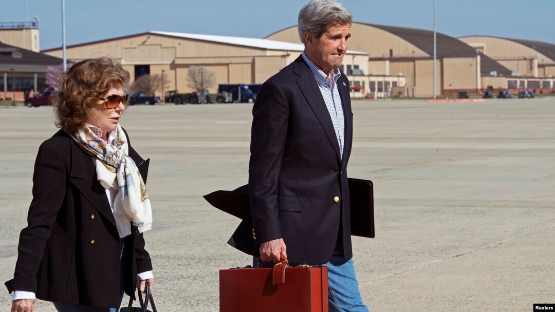 U.S. Secretary of State John Kerry and his wife Teresa Heinz Kerry board a second plane after their original aircraft had mechanical problems at Andrews Air Force Base in Maryland, Apr. 6, 2013. 