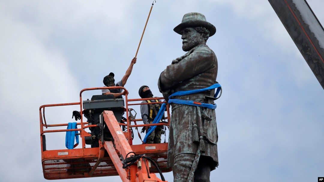Workers prepare to take down the statue of former Confederate general Robert E. Lee, which stands more than 100 feet tall, in Lee Circle in New Orleans, May 19, 2017.