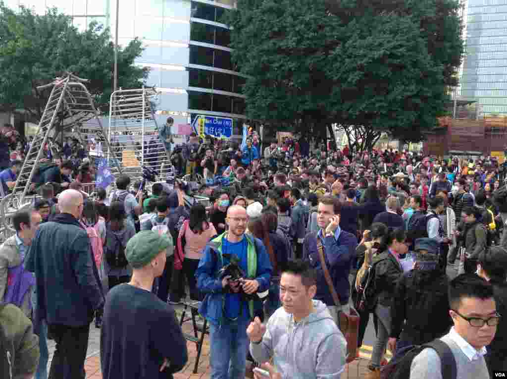 高等法院執達主任在金鐘中信大廈展開清理障礙物行動(美國之音海彥拍攝)