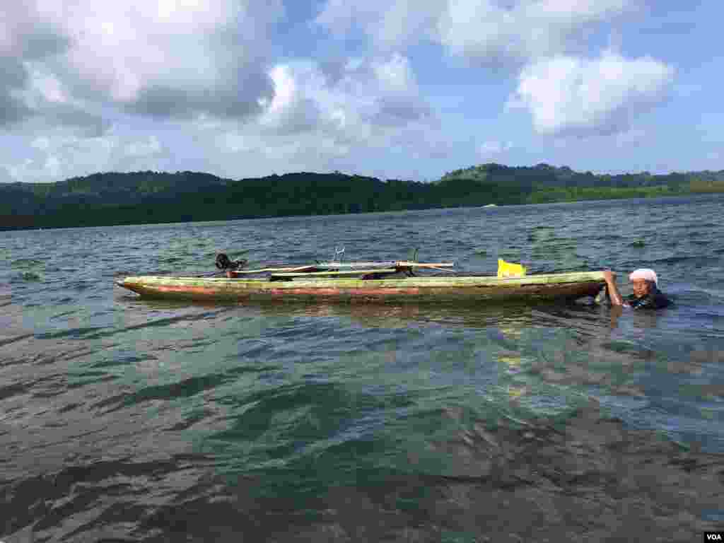 Một người phụ nữ lặn bắt cá, phía nam Pohnpei, Liên bang Micronesia, ngày 27 tháng 4, 2017. 