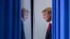 El presidente Donald Trump llega a la sala de prensa de la Casa Blanca para hablar sobre el coronavirus. Abril 22 de 2020. 