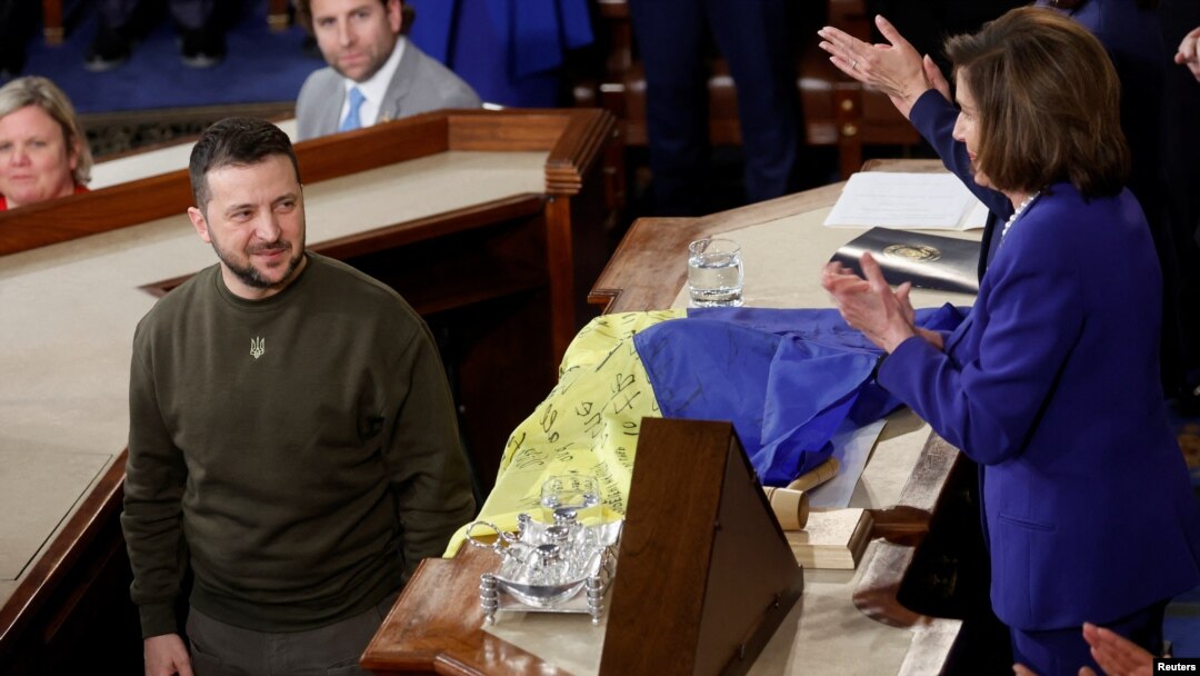 Predsednik Ukrajine Volodimir Zelenski i predsedavajuća Predstavničkim doma Kongresa SAD Nensi Pelosi tokom zajedničkog zasedanja oba doma Kongresa, u Vašingtonu, 21. decembra 2022.