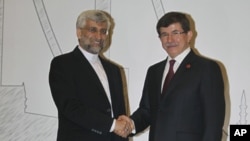 Ngoại trưởng Thổ Nhĩ Kỳ Ahmet Davutoglu (phải) và trưởng đoàn đàm phán hạt nhân của Iran Saeed Jalili dư hội nghị ở Istanbul