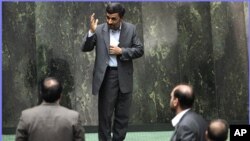 Tổng thống Iran Mahmoud Ahmadinejad ra điều trần trước Quốc hội Iran. Ðây là lần đầu tiên các nhà lập pháp Iran triệu tập một vị tổng thống để điều trần về các chính sách của mình