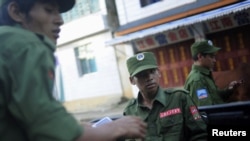 Binh sĩ thuộc phiến quân thiểu số United Wa State Army trên một đường phố ở thị trấn Mangka sát biên giới Trung Quốc.