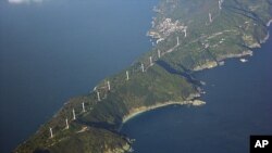 Các tua bin gió chạy dài 50 kilomet dọc theo bán đảo Sadamisaki phía tây nước Nhật sẽ trở nên quan trọng hơn khi Nhật đóng cửa lò phản ứng điện hạt nhân cuối cùng
