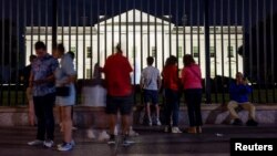 Los turistas se reúnen fuera de la Casa Blanca mientras el expresidente estadounidense Donald Trump se dirigía a la Convención Nacional Republicana que se celebró en Milwaukee, Washington, EEUU, el 18 de julio de 2024.