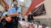 香港支聯會街站派蠟燭堅持悼念六四 籲市民兩手準備燭光遍地開花