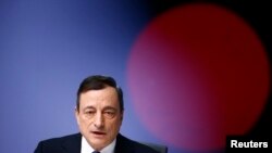 Chủ tịch ECB Mario Draghi nói chuyện tại một cuộc họp báo ở Frankfurt, 22/1/2015.