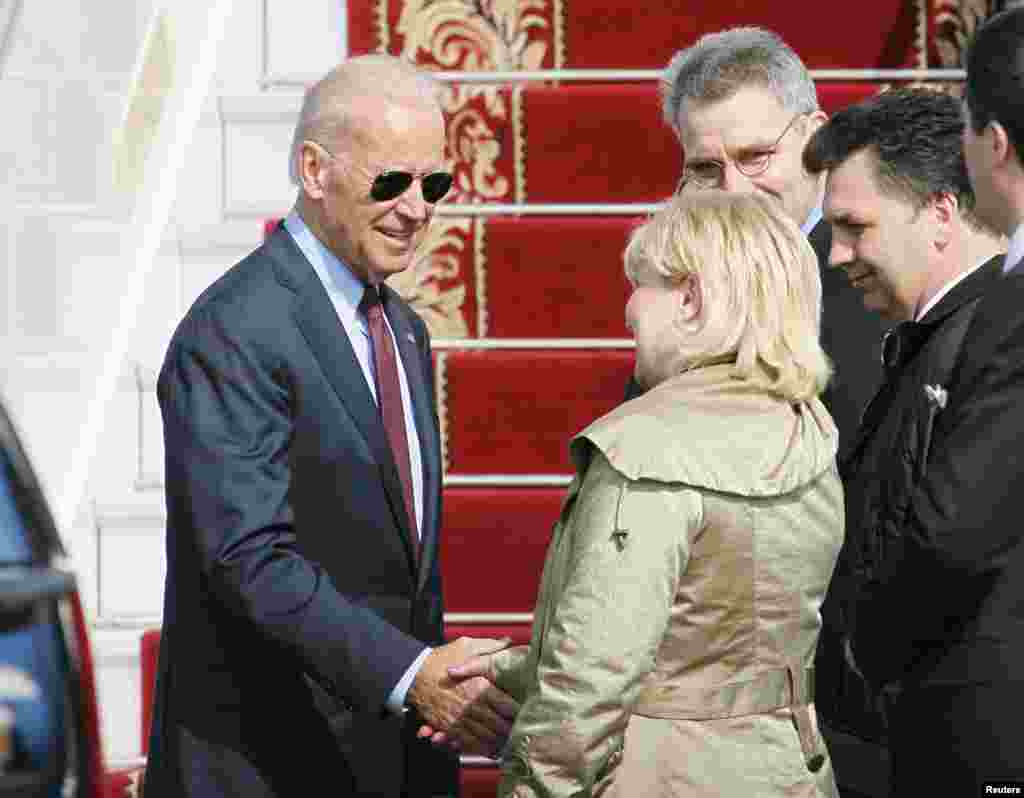 Ohó Tổng thống Mỹ Joe Biden bắt tay các giới chức Mỹ và Ukraina khi đến sân bay quốc tế Boryspil bên ngoài thủ đô Kiev, ngày 21/4/2014.