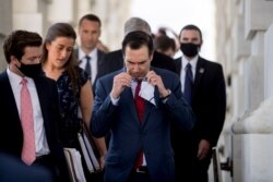 El secretario del Tesoro de EE.UU., Steven Mnuchin (centro), sale de una reunión con la presidente de la Cámara de Representantes, Nancy Pelosi y el líder de la minoría del Senado, Chuck Schumer, en Washington, el 7 de agosto de 2020.