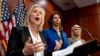 La senadora Kirsten Gillibrand, demócrata por Nueva York, habla en conferencia de prensa en el Capitolio, pidiendo la renuncia de su colega Al Franken por acusaciones de acoso sexual. Dec. 6, 2017. 
