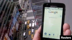 Google adquirió en mayo por $12.500 millones de dólares Motorola Mobility, convirtiéndose en competencia de Apple en materia de dispositivos.