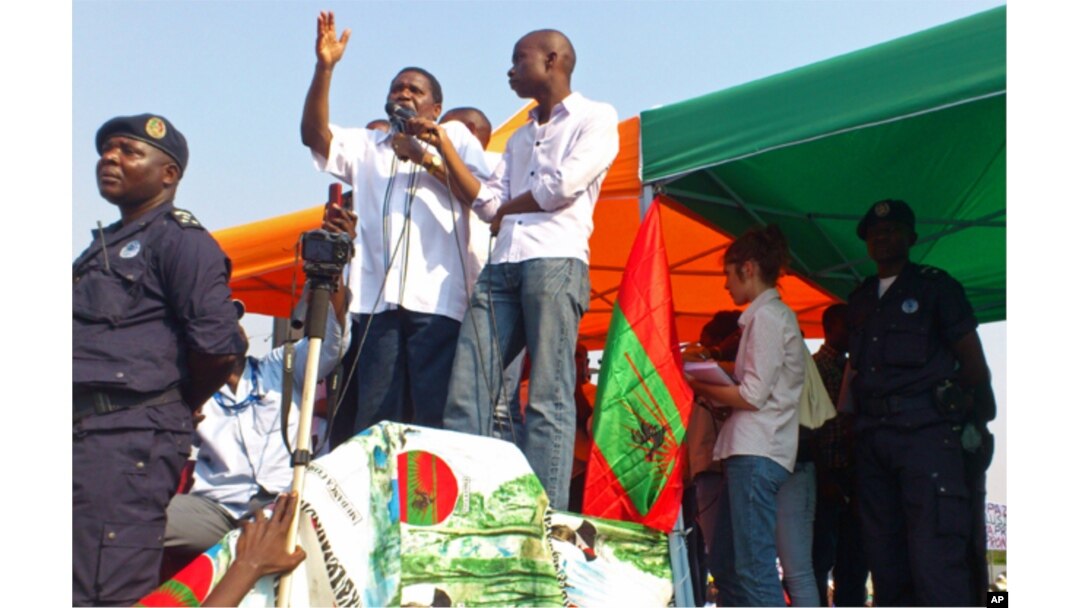 Isaías Samakuva discursa durante manifestação da UNITA em Luanda, 19 de Maio de 2012