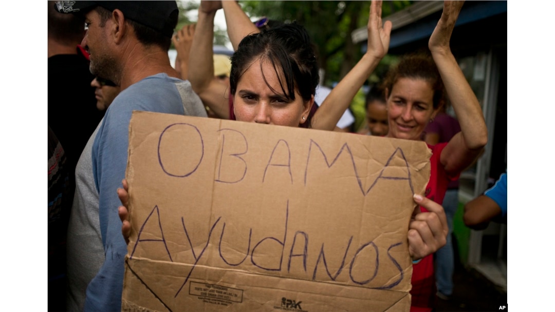 Una inmigrante cubana pide ayuda al presidente Barack Obama durante una protesta en Nicaragua. Nov. 16, 2015.