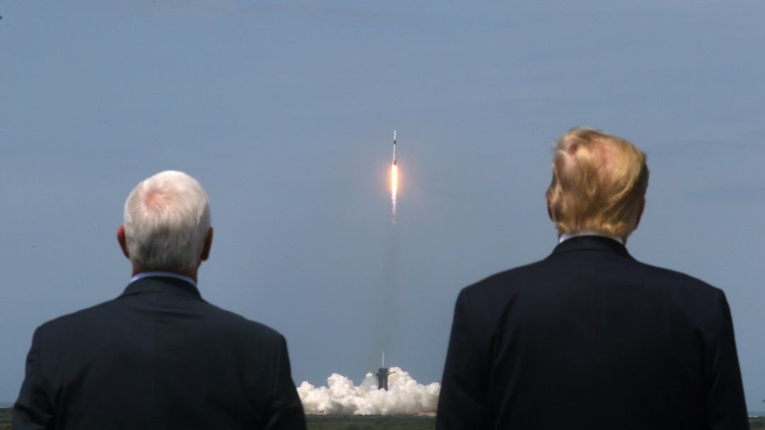 Predsednik i potpredsednik SAD, Majk Pens i Donald Tramp, posmatraju lansiranje rakete Falkon 9