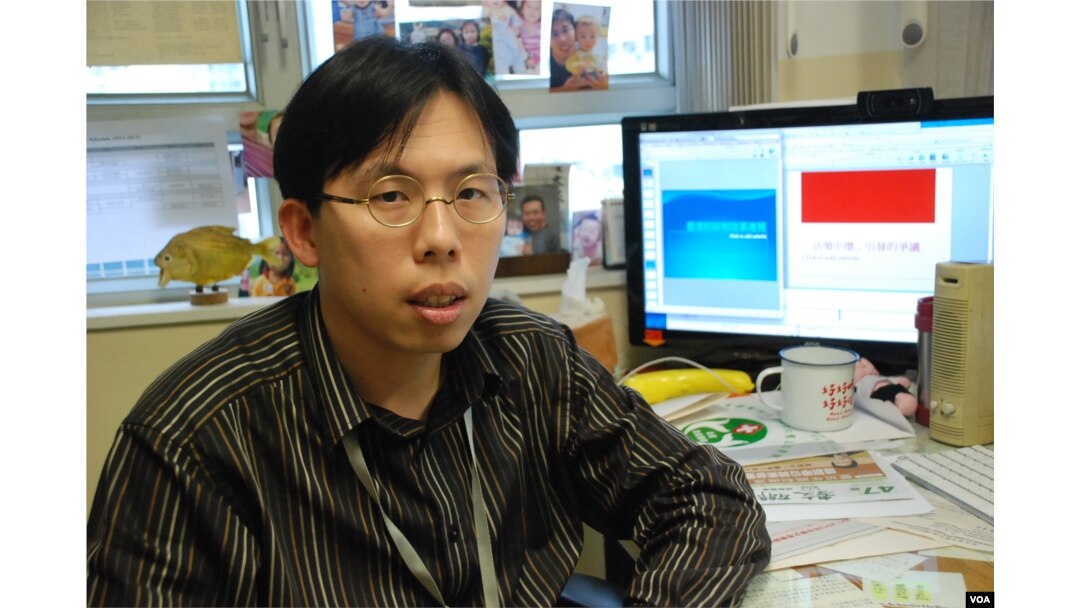 香港教協理事、中學通識科教師方景樂,設計了一套以佔領中環為議題的中學通識科教材(美國之音湯惠芸)