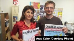 Chủ biên Charlie Hebdo Stephane Charbonnier (phải) có biệt danh là 'Charb' đã thiệt mạng trong vụ tấn công hôm nay 7/1/2015.